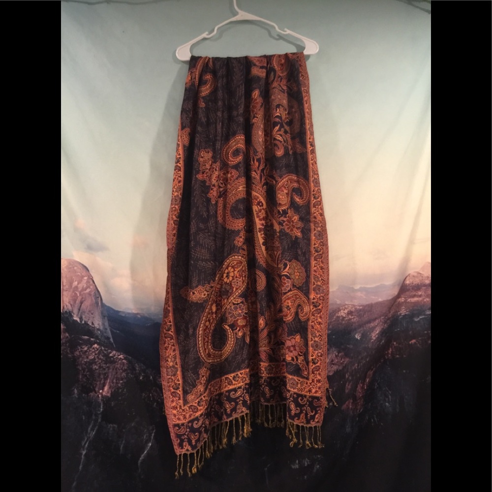 Beautiful EUC shawl